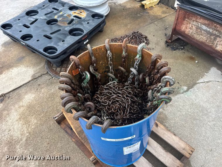 Approximately 20 load chains - DY3140