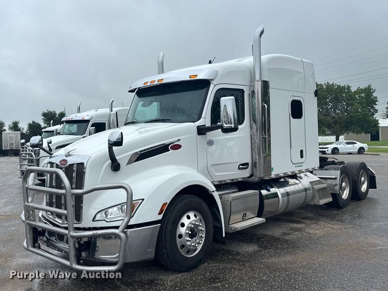 2025 Peterbilt 579 semi truck - DY3143