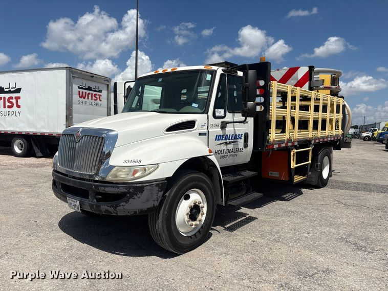 2013 International 4300 flatbed truck with crash attenuator   - EA7317