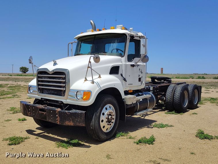 2006 Mack CV713 Granite semi truck - ED0181