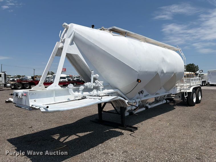 1970 Fruehauf pneumatic dry bulk trailer - EG9289