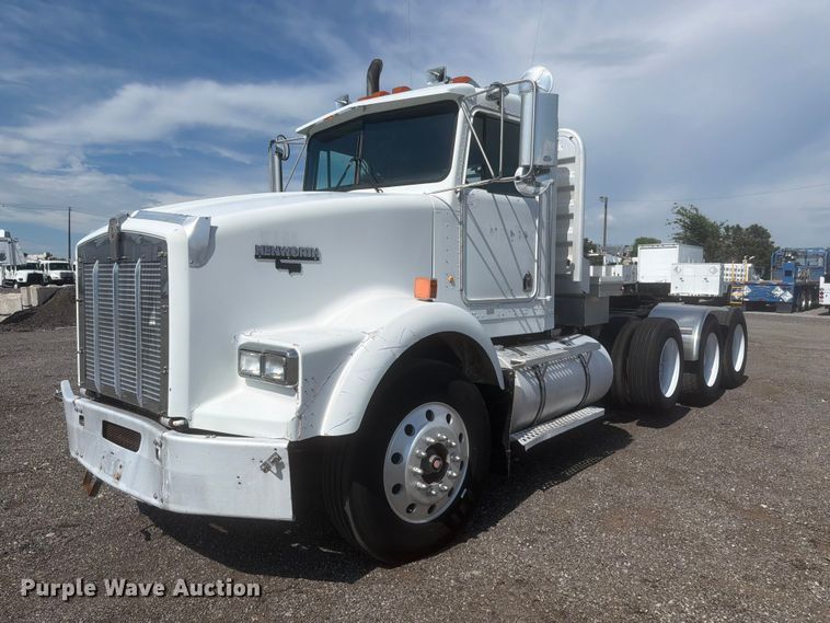 1999 Kenworth T800 semi truck - EG9312