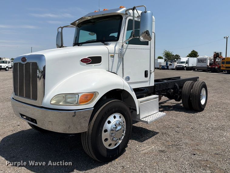 2016 Peterbilt 337 truck cab and chassis - EG9331