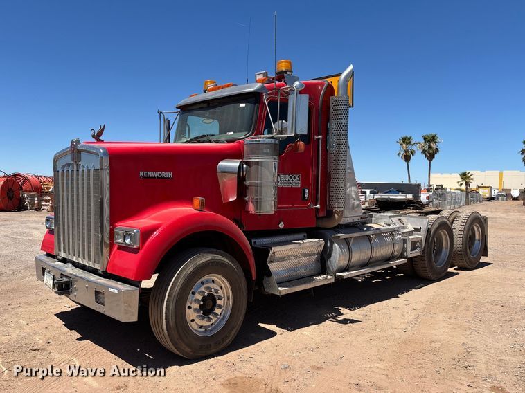 2011 Kenworth W900 semi truck - EL2492