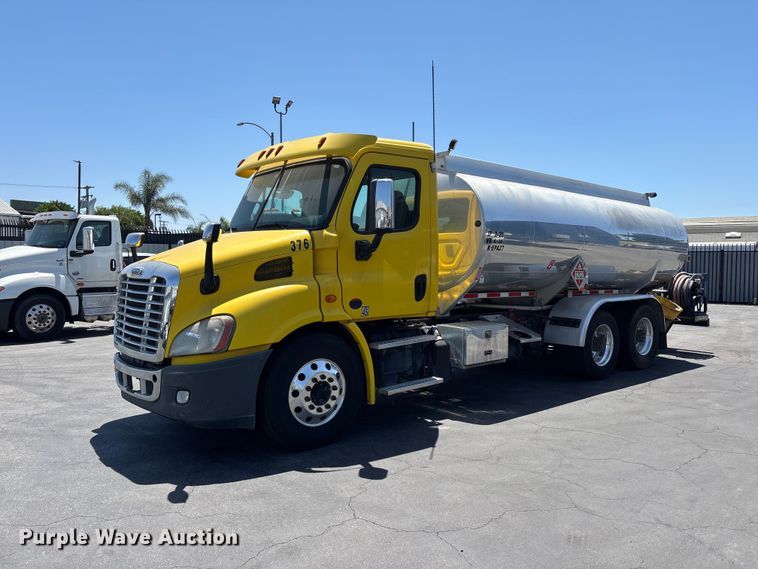 2013 Freightliner Cascadia fuel truck - EL2504