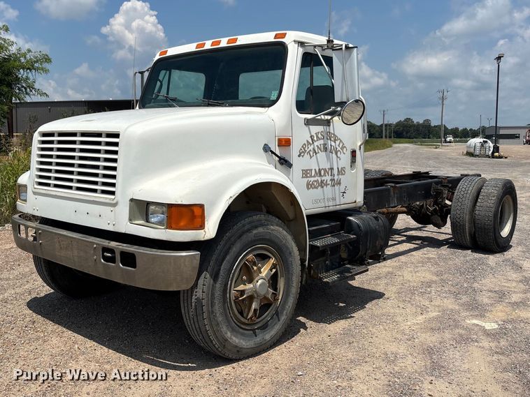 1990 International 4900 truck cab and chassis - ER3149
