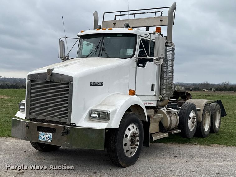 2000 Kenworth T800B semi truck - ES5960