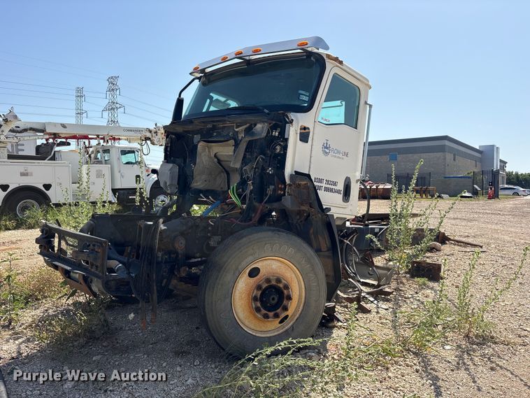 2012 Caterpillar CT660 truck cab and chassis - ET0326