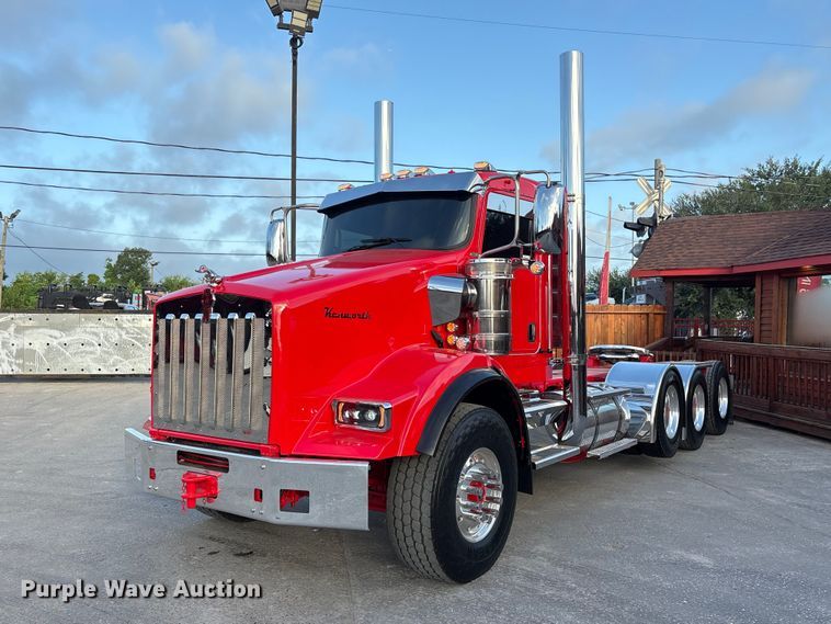 2009 Kenworth T800 semi truck - EU0748