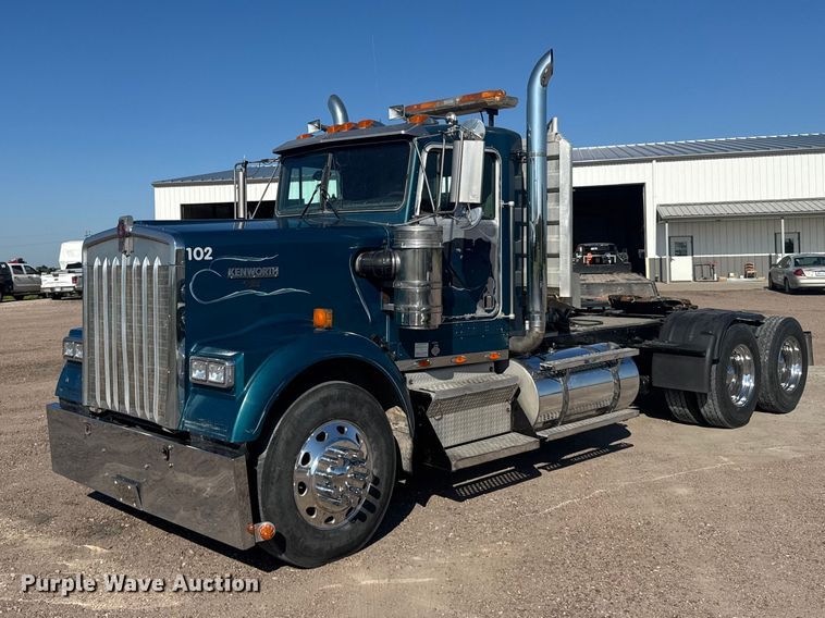 2002 Kenworth W900 semi truck - EW4979