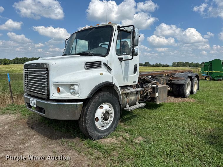2007 Freightliner Business Class M2  roll-off container truck - EX2099