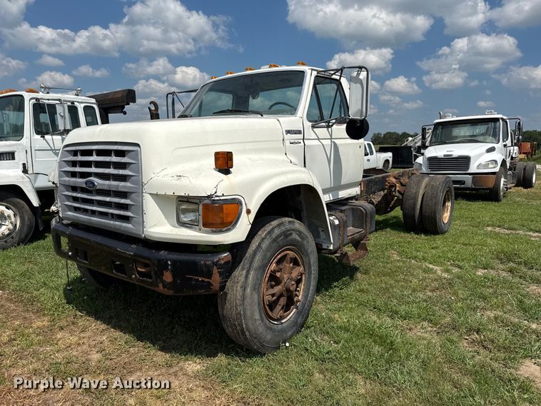 1998 Ford F800 semi truck - EX2100