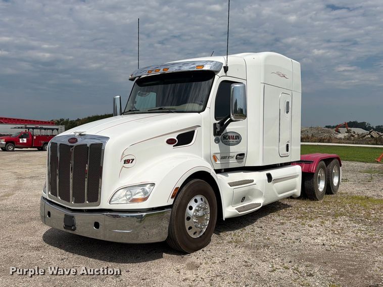 2020 Peterbilt 579 semi truck - FB5766