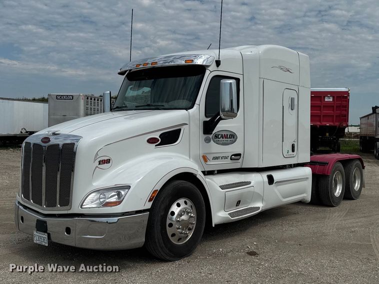 2020 Peterbilt 579 semi truck - FB5767