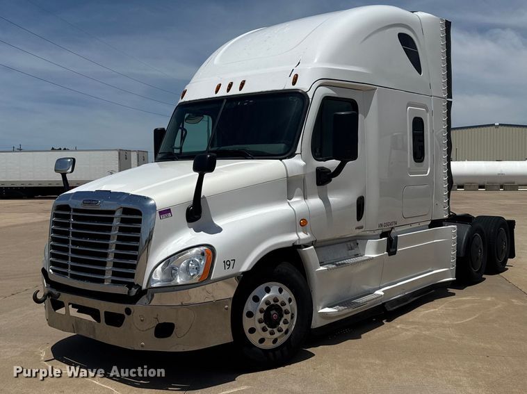 2016 Freightliner Cascadia 125 semi truck - FB7456