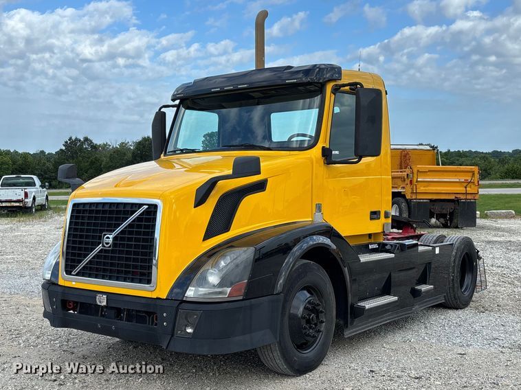 2015 Volvo VNL semi truck - FC1751
