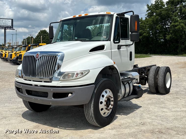 2019 International 4300 truck cab and chassis - FC1824