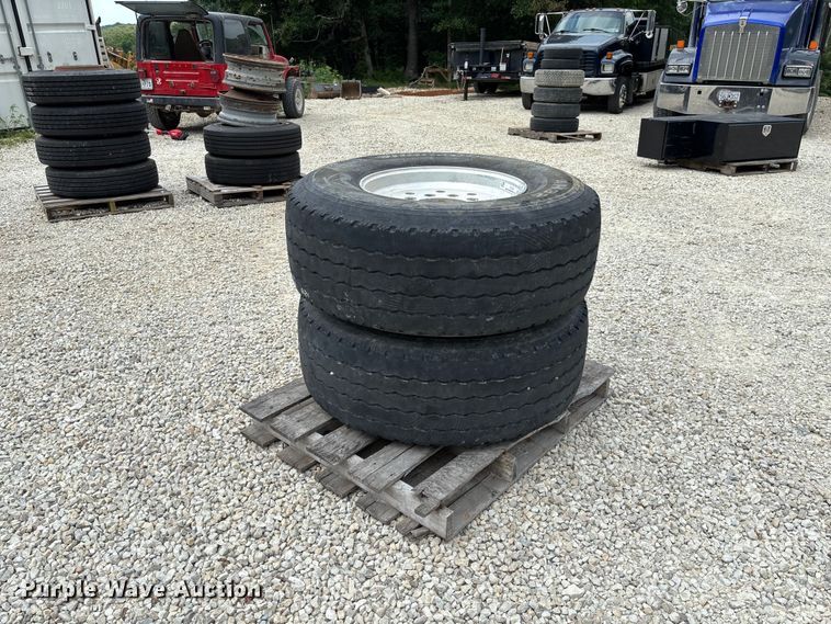 (2) Hankook AH32 425/65R22.5 tires and wheels - FC1921