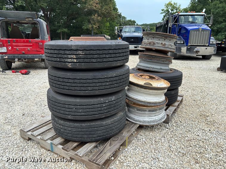 (6) 255/75R22.5 tires and wheels - FC1922