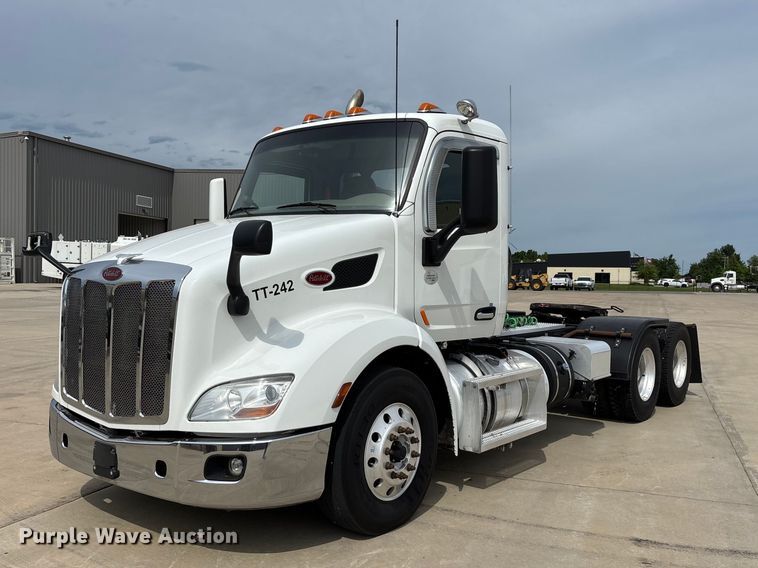 2018 Peterbilt 579 semi truck - FG0469