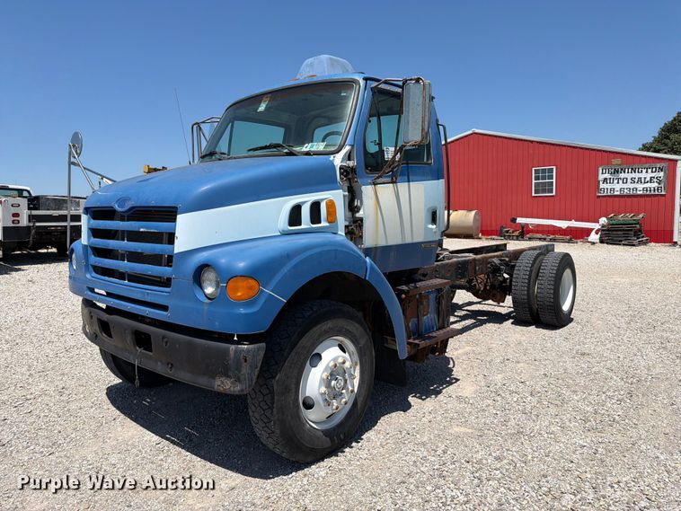 2000 Sterling L7500 truck cab and chassis - FI0308