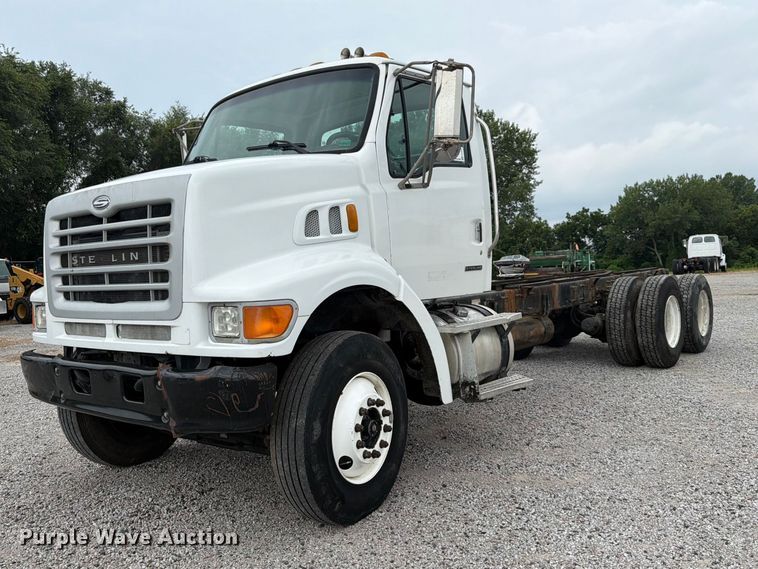 2004 Sterling L7500 truck cab and chassis - FK3537
