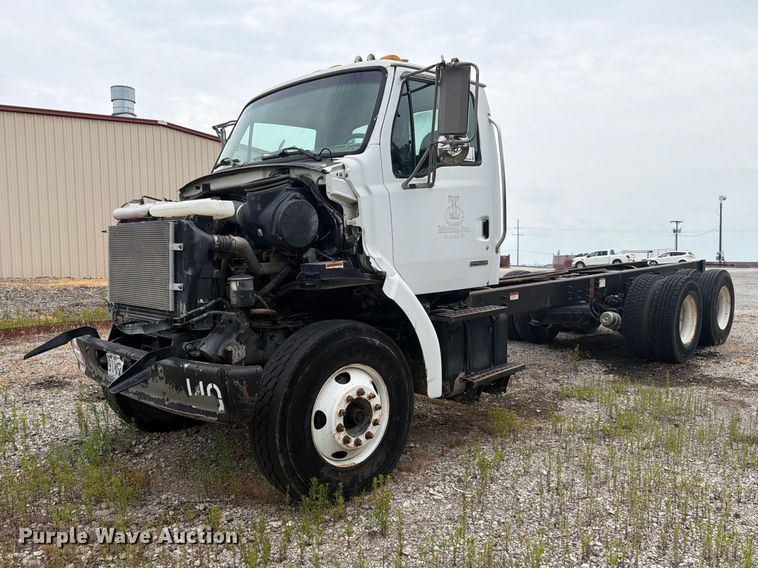 2004 Sterling L7500 truck cab and chassis - FK3542