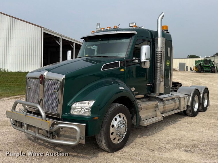 2019 Kenworth T880 semi truck - FK4086