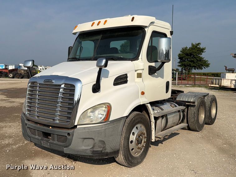 2016 Freightliner Cascadia semi truck - FK4106