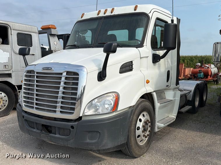 2016 Freightliner Cascadia semi truck - FK4108