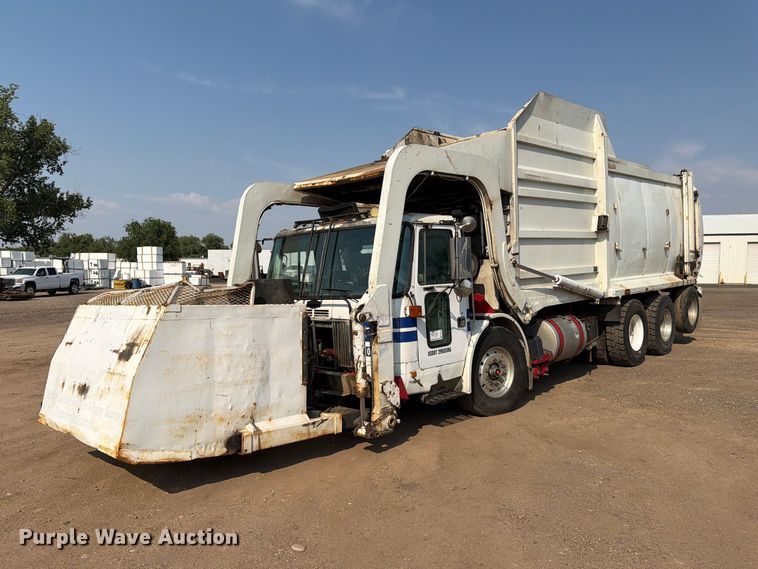 2005 Autocar WX refuse truck - FM7569