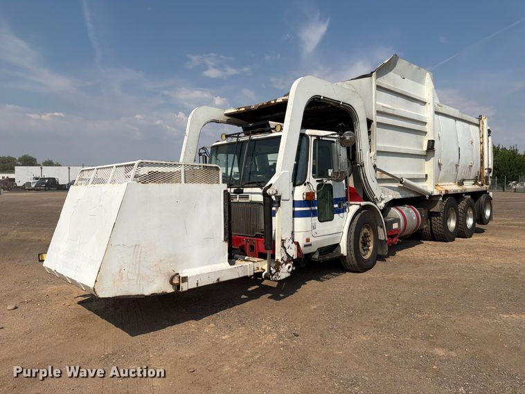 2005 Autocar WX refuse truck - FM7570
