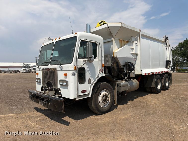 2010 Peterbilt 320 refuse truck - FM7573