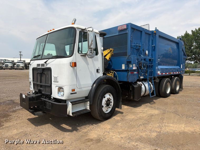 2009 Autocar WXLL refuse truck - FM7574