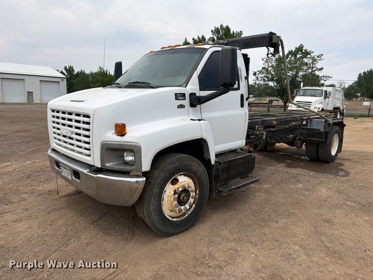 2005 GMC C7500 roll-off container truck - FM7576