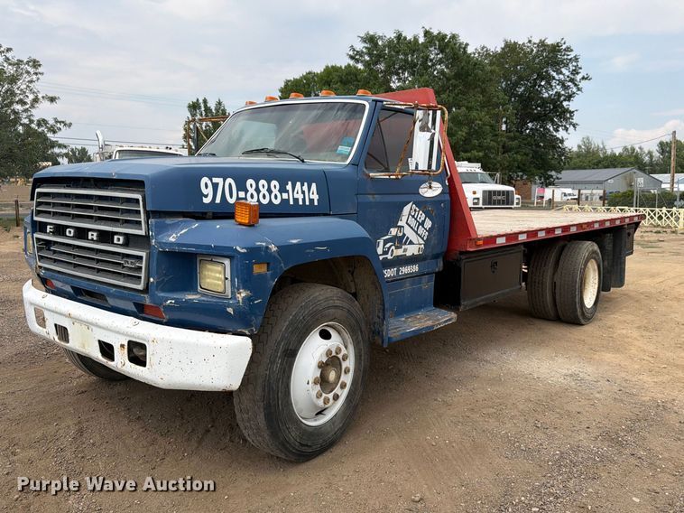 1983 Ford F700 flatbed truck - FM7579