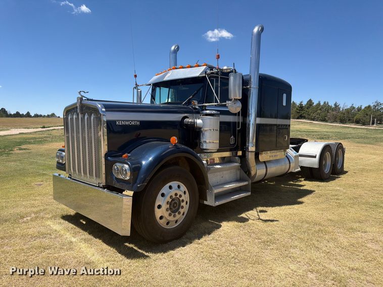 1981 Kenworth W900 semi truck - FM7596