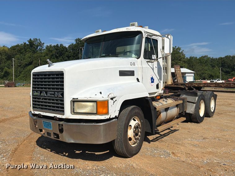2000 Mack CH613 semi truck - FN2012
