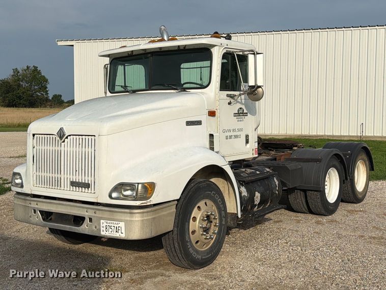 2000 International 9100 semi truck - FN2526