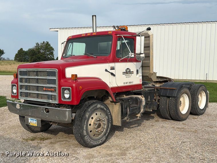 1988 Navistar F-2575 semi truck - FN2527