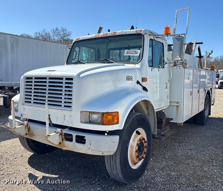2001 International 4700 utilitiy / service truck with reel carrier - YA1961