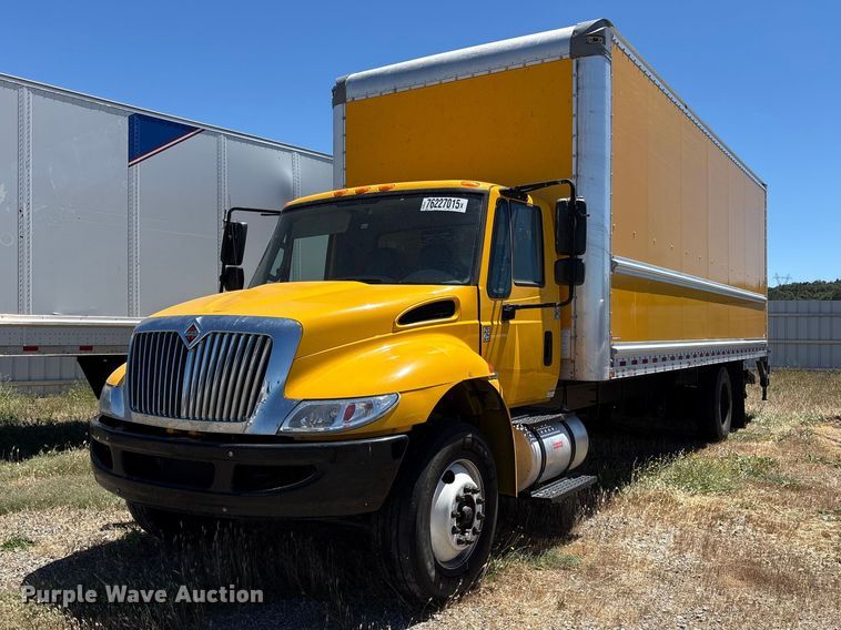 2019 International 4300 box truck - YA2223