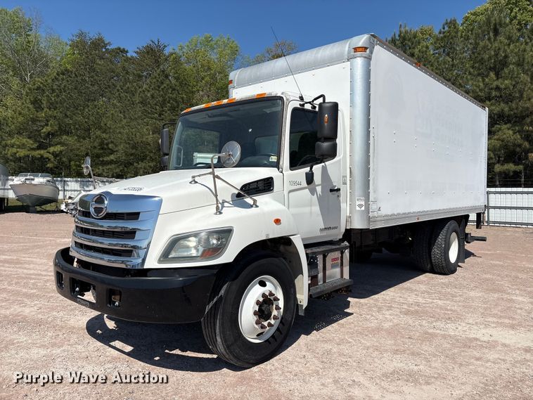 2015 Hino 268 box truck - YA3132