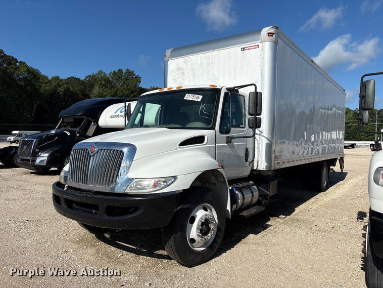 2019 International 4300 box truck - YA3412