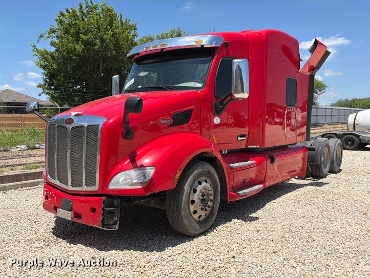 2019 Peterbilt 579 semi truck - YA3555