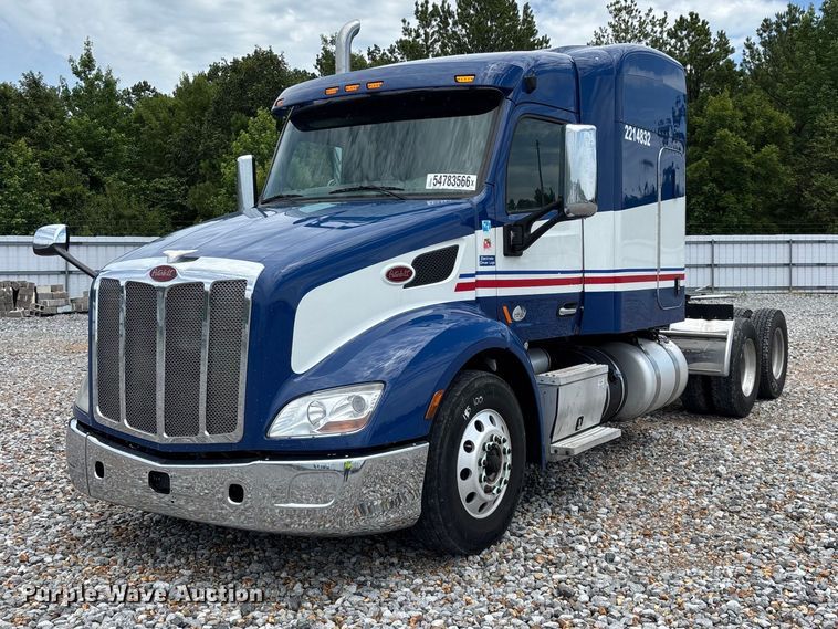 2017 Peterbilt Paccar semi truck - YA3654