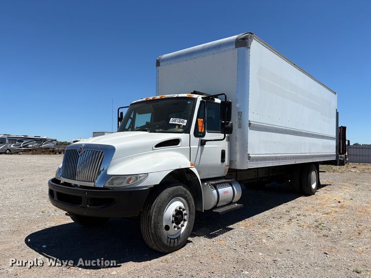 2018 International 4300 box truck - YA3663