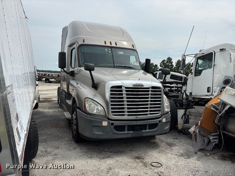 2017 Freightliner Cascadia semi truck - YA3780