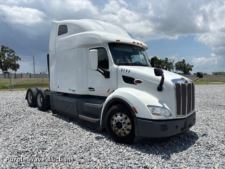 2019 Peterbilt 579 semi truck - YA3796