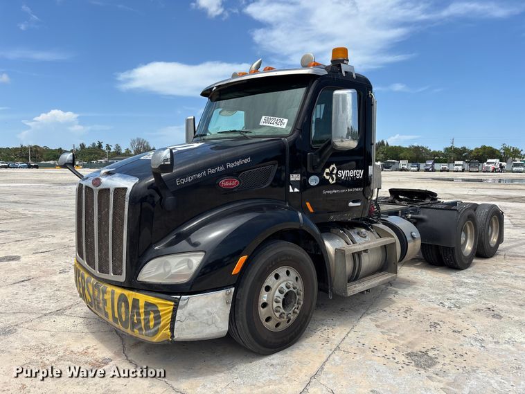 2018 Peterbilt 579 semi truck - YA3948